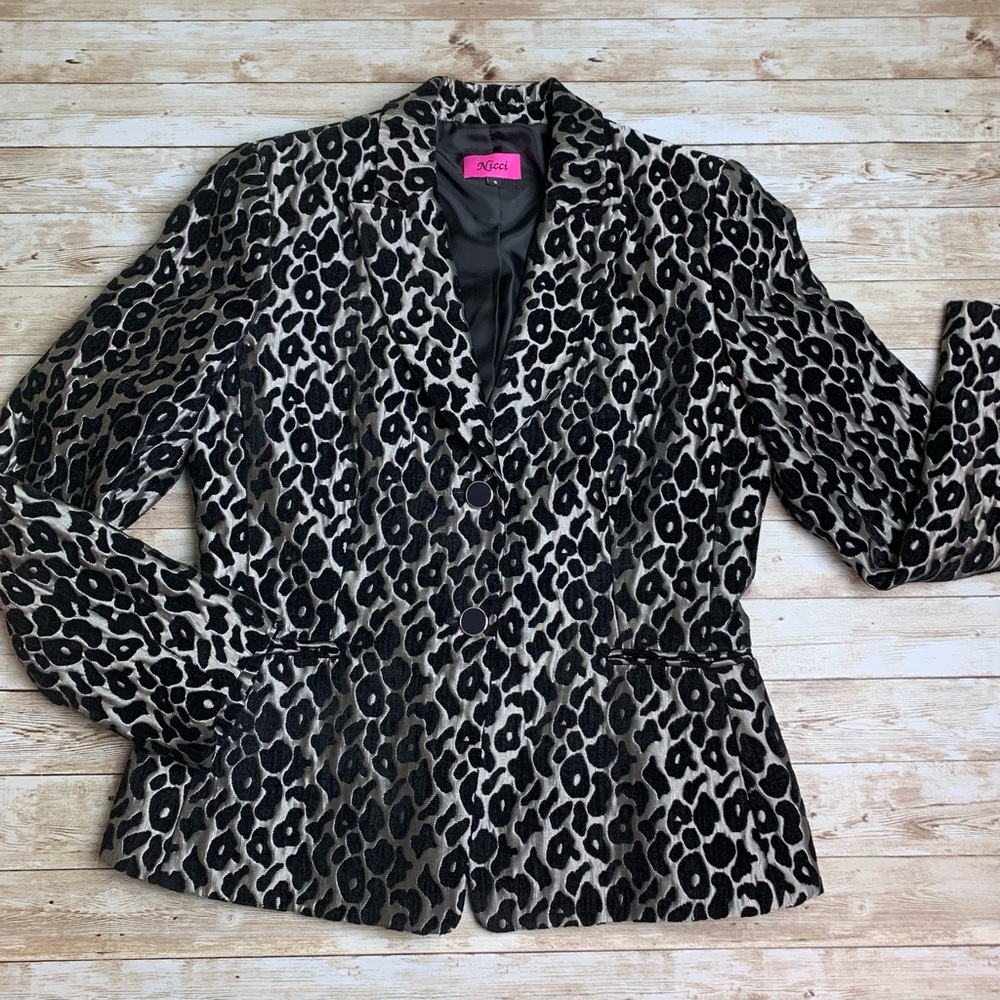 Nicci animal Print blazer silver & black button close small shoulder pads